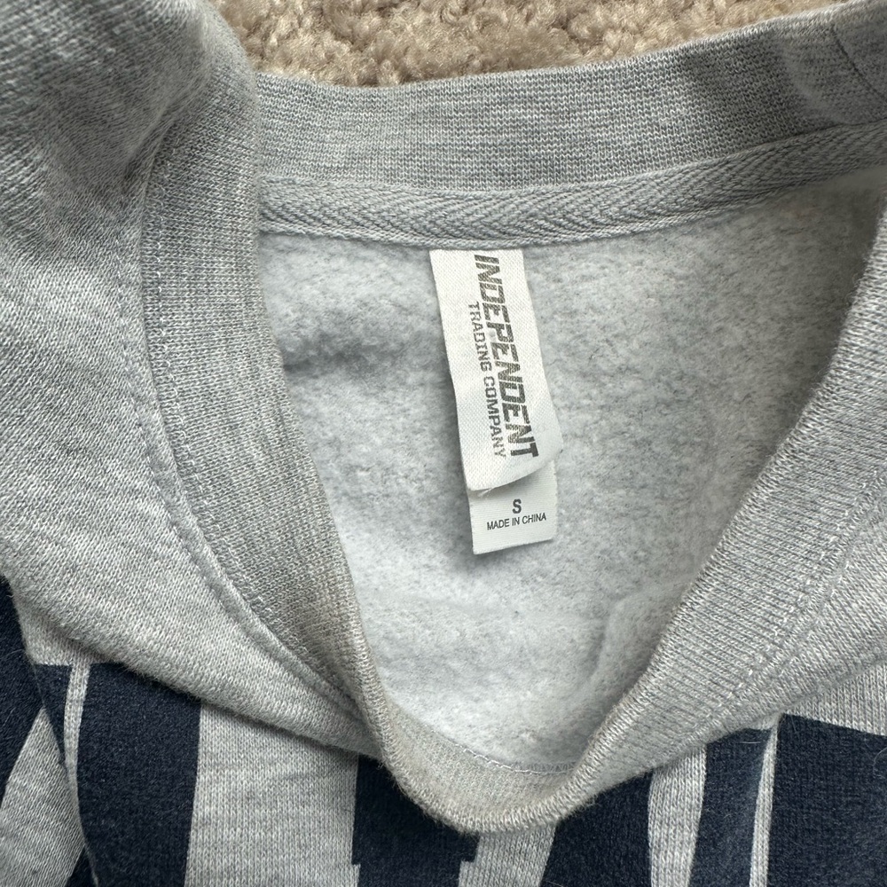 Atlanta Braves Cropped Sweater - Picture 3 of 4